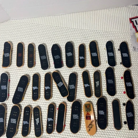 TECH DECK DUDES ACTION FIGURES & SKATEBOARDS & Skate Deck/ramp 32 Decks 22 Dudes
